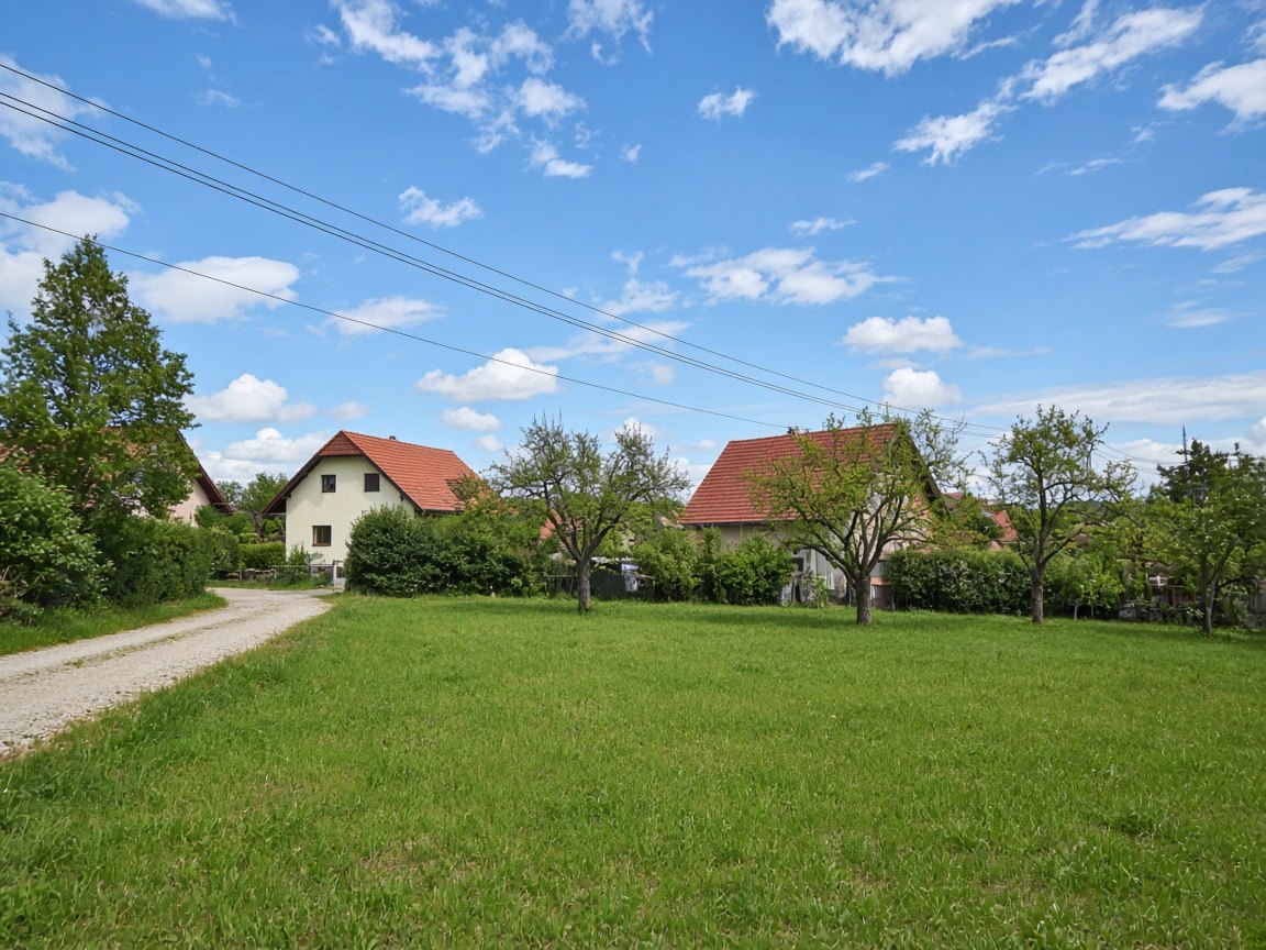 Sonniger Baugrund in Siedlungslage